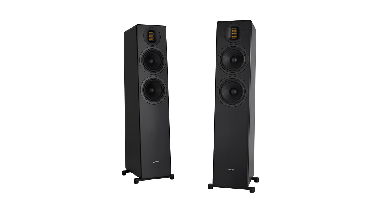 Das Sonoro Premium Bundle verfügt über schwarze Standlautsprecher mit zwei runden Treibern und einem rechteckigen Hochtöner auf angewinkelten Füßen - eine ideale Ergänzung zu Ihrem HiFi-Receiver für ein herausragendes Klangerlebnis.