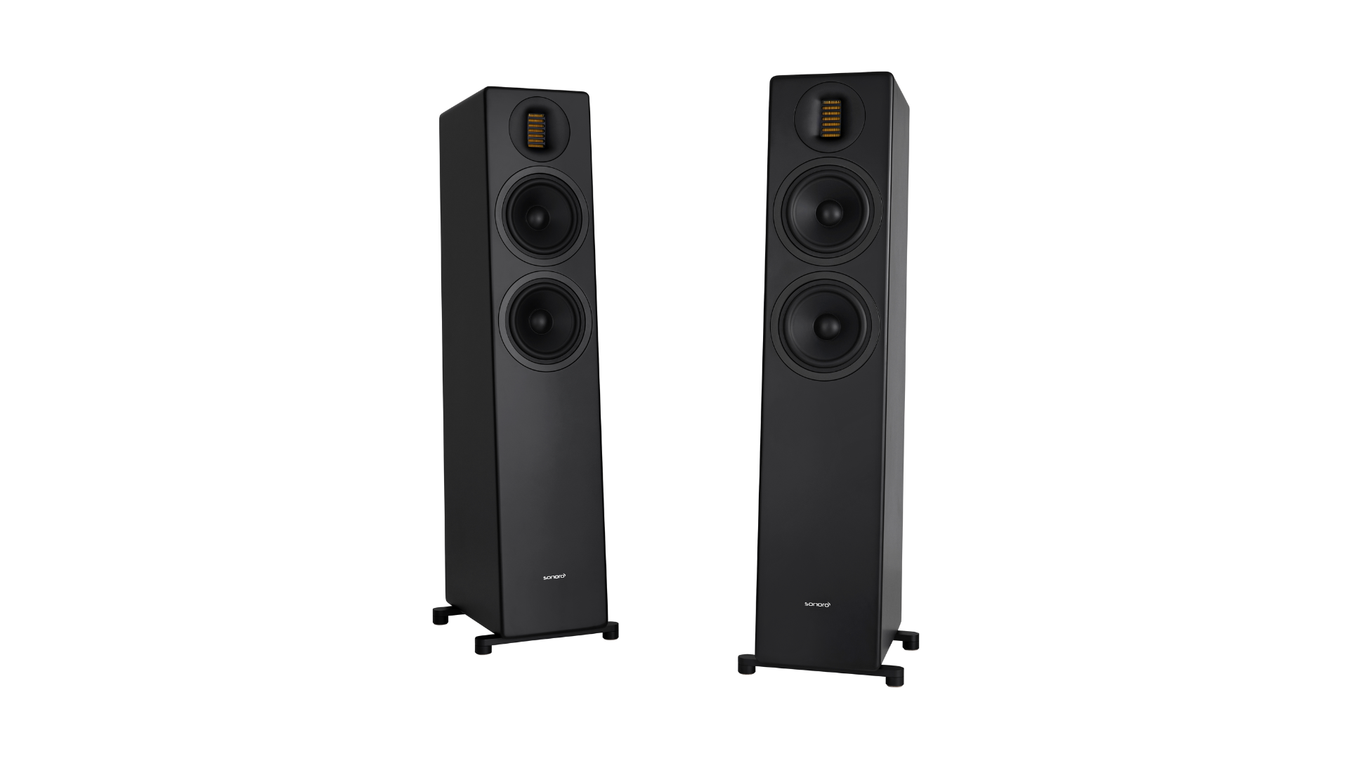 Das Sonoro Premium Bundle verfügt über schwarze Standlautsprecher mit zwei runden Treibern und einem rechteckigen Hochtöner auf angewinkelten Füßen - eine ideale Ergänzung zu Ihrem HiFi-Receiver für ein herausragendes Klangerlebnis.