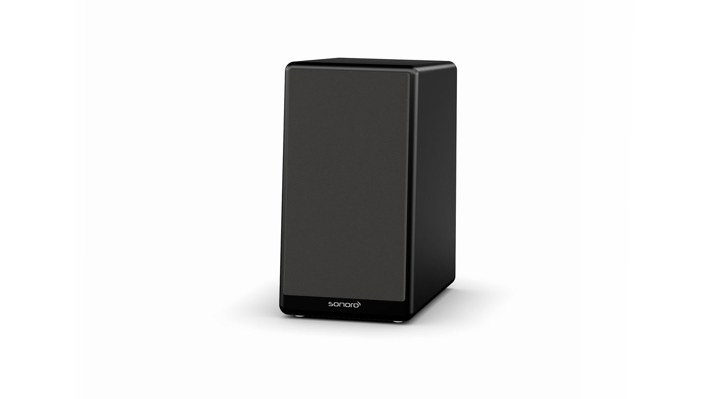 Ein schwarzer, rechteckiger Lautsprecher aus dem Sonoro Starter Bundle mit einem dunklen Frontgitter und dem Sonoro Schriftzug in der unteren Mitte steht vor einem weißen Hintergrund - ideal für den Genuss von Internetradio oder die Kopplung mit Ihrem HiFi-Receiver.