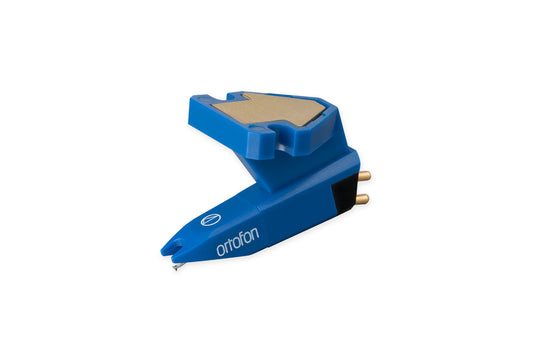 Ein blauer Pro-Ject Pick it 25A MM-Tonabnehmer mit goldenen Anschlüssen und elliptischer Nadel, fotografiert vor einem weißen Hintergrund.