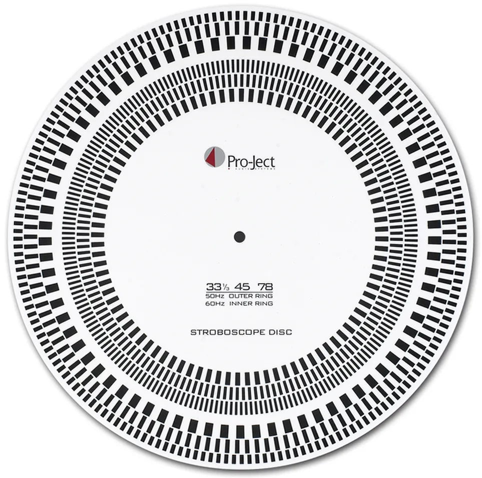 Der weis Pro-Ject Strobe it verfügt über schwarze rechteckige Ringe für Plattenspieler Geschwindigkeitskontrolle. Markiert für 33⅓, 45, und 78 RPM; äußerer Ring für 50Hz, innerer Ring für 60Hz.