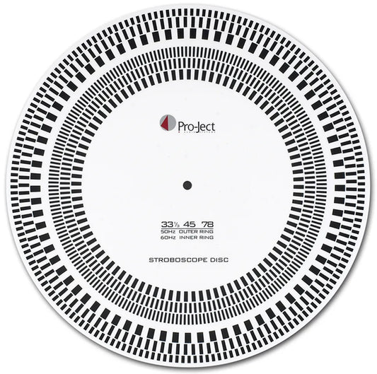 Der weis Pro-Ject Strobe it verfügt über schwarze rechteckige Ringe für Plattenspieler Geschwindigkeitskontrolle. Markiert für 33⅓, 45, und 78 RPM; äußerer Ring für 50Hz, innerer Ring für 60Hz.