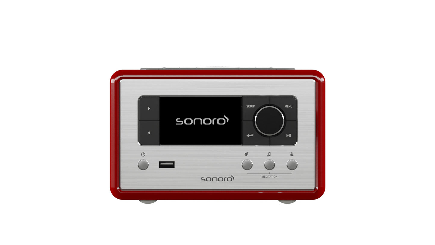 Das Sonoro Relax in rot (hochglänzend) - silber ist ein kompaktes, rechteckiges Radio mit schwarzem Display, Tasten und Reglern - ideal für Wellness-Momente oder Meditationsübungen - vor weißem Hintergrund.