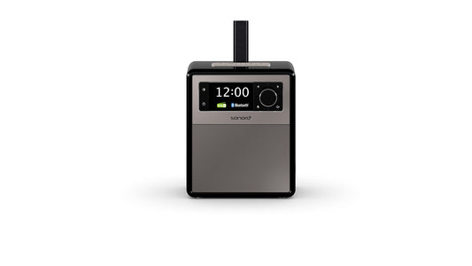 Das Sonoro Easy in Schwarz (hochglänzend) - Silber ist ein kompaktes, modernes Digitalradio mit hochwertigem Klang, Display für Uhrzeit 12:00, Akkustand und Bluetooth-Icon, Frontlautsprecher, Bedienknopf und Tragegriff für maximale Mobilität.