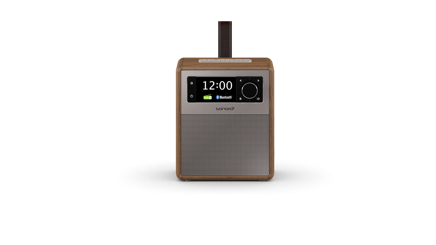 Das Sonoro Easy in Walnuss-Silber ist ein kompaktes, rechteckiges Digitalradio mit Holzrahmen, grauer Frontplatte, digitaler 12-Uhr-Anzeige, Bluetooth und Bedientasten sowie einem braunen Tragegriff oben für praktische Mobilität.