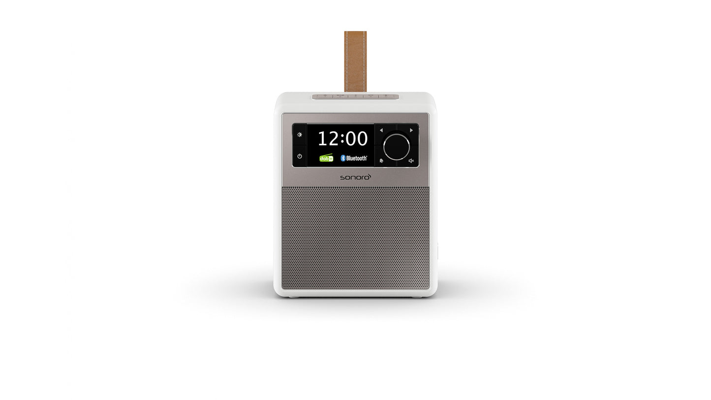 Das Sonoro Easy ist ein modernes Digitalradio in hochglänzendem Weiß-Silber mit zentralem Display (zeigt "12:00"), Bluetooth-Symbol und Holz-Tragegriff für Mobilität. Die Marke sonoro steht für hochwertigen Klang unter dem Display.