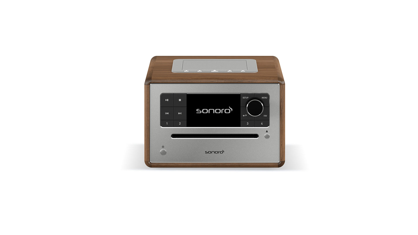 Der Sonoro Elite in Walnuss - Silber ist ein kompaktes All-in-One Musiksystem mit Holzoberfläche, digitalem Display, Bedientasten, Lautstärkeregler, vorderem CD-Schacht und Bluetooth-Konnektivität, abgebildet auf weißem Hintergrund.