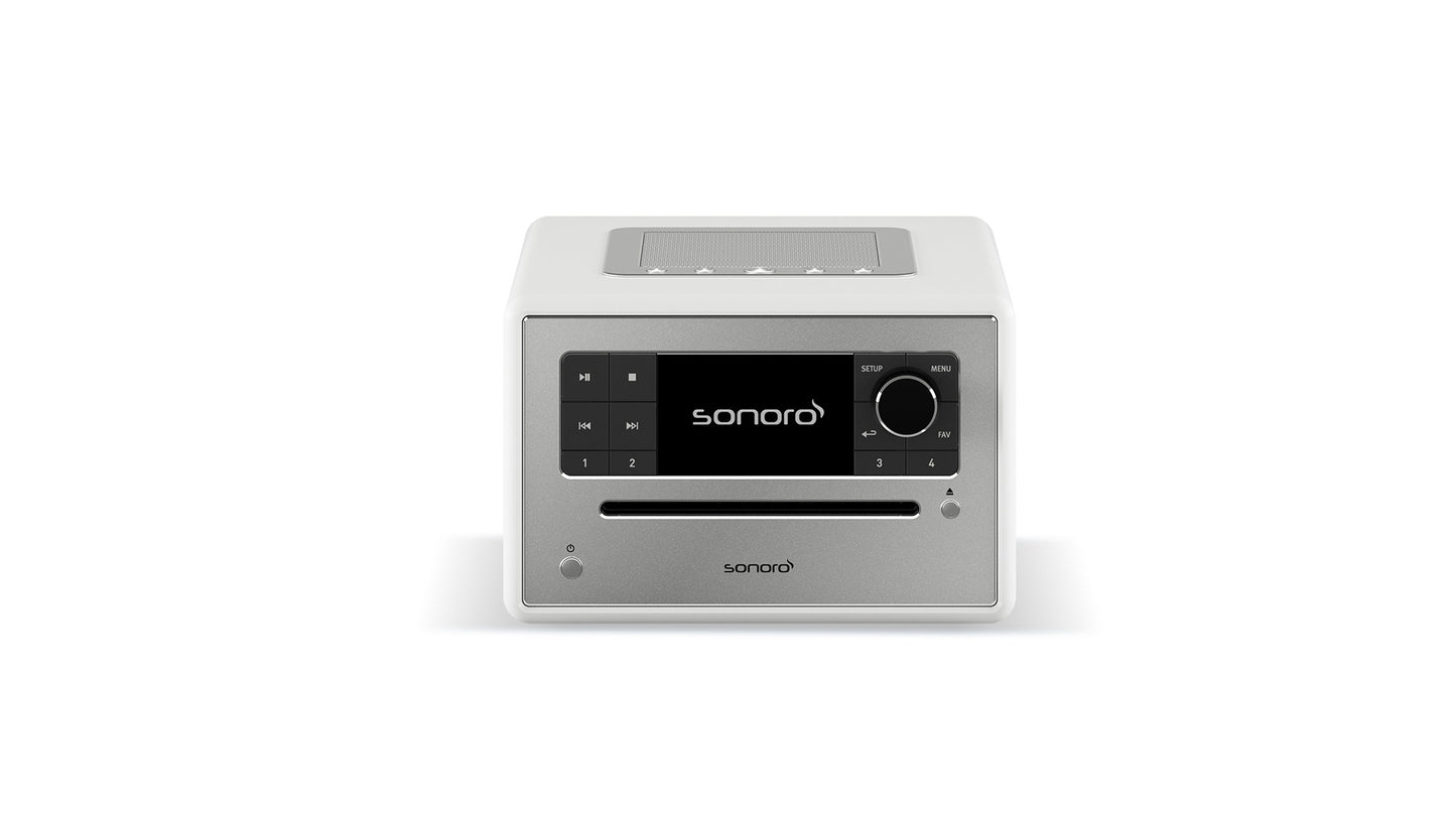 Der Sonoro Elite in Weiß (hochglänzend) - Silber ist ein kompaktes, modernes All-in-One Musiksystem mit Front-Digitalanzeige, Bedientasten, Lautstärkeregler, CD-Einschub, minimalistischem Design und Bluetooth-Konnektivität. Fotografiert auf einem weißen Hintergrund.