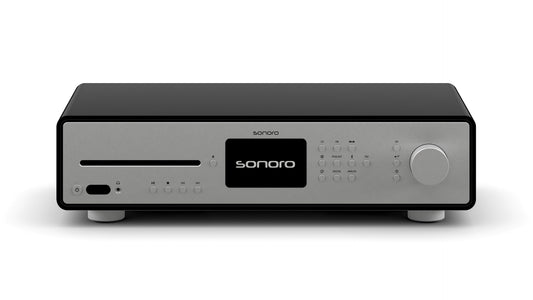 Ein Sonoro Maestro Quantum Verstärker in hochglänzendem Schwarz und Silber mit Display, Bedientasten, Lautstärkeregler und CD-Slot an der Front für außergewöhnliche Klangqualität.