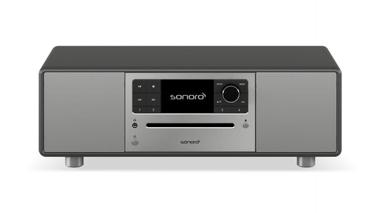 Der Sonoro Prestige in Graphit (matt) - Silber verfügt über ein zentrales Display, einen Bedienknopf, Tasten und einen CD-Schacht zwischen zwei Lautsprechern - perfekt für verschiedene Musikquellen und eine hervorragende Akustik in einem schlanken, modernen Design.