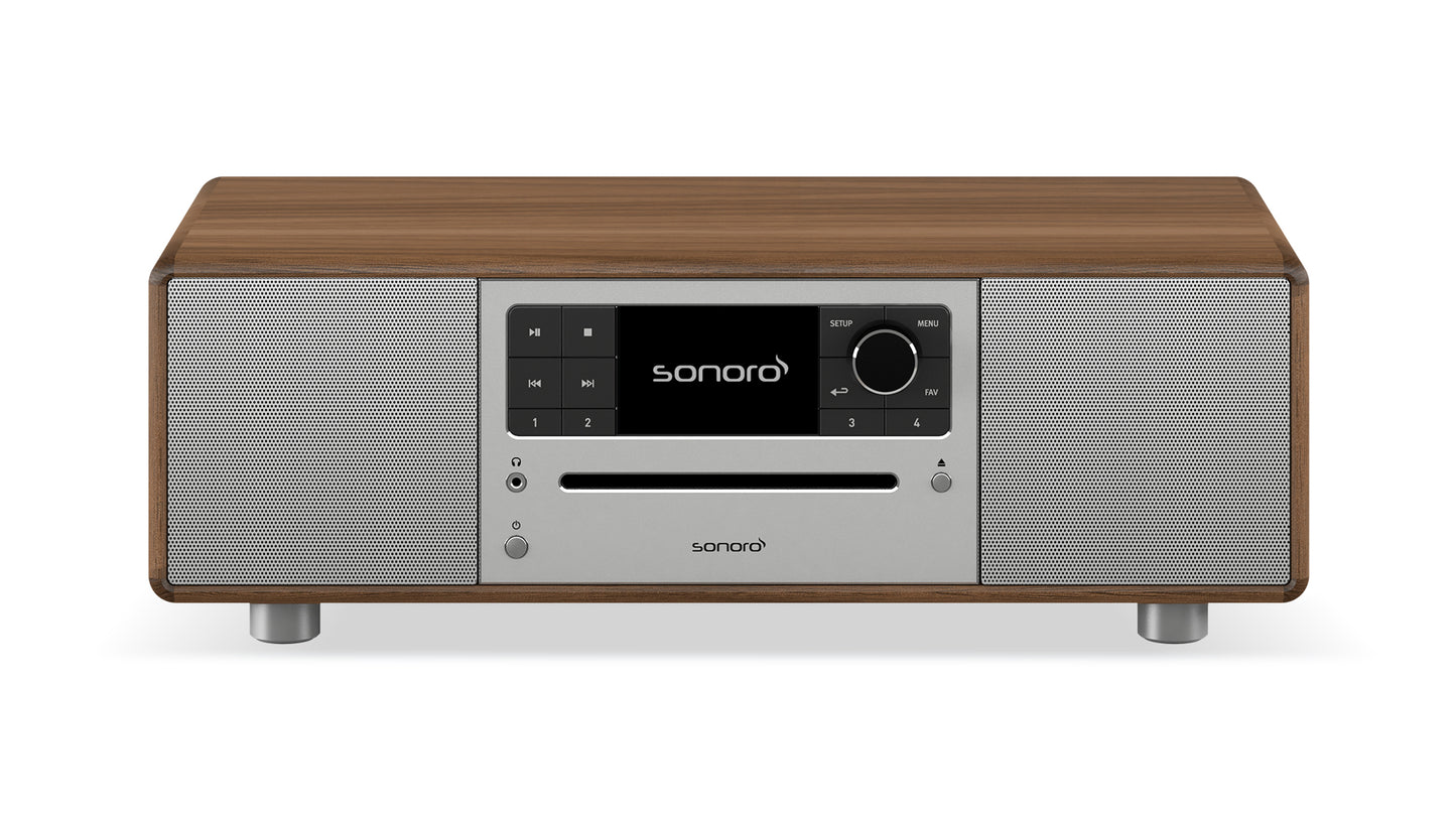 Das Sonoro Prestige Audiosystem in Walnuss-Silber verfügt über ein modernes Design mit zentralem Bedienfeld, Display, Tasten und zwei silbernen Lautsprechergittern für exzellente Akustik.