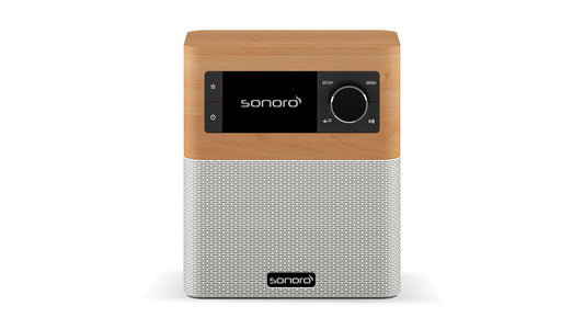 Ein kompaktes Sonoro Stream-Radio in Ahorn (dekor) - Weiß mit einer Holzplatte, schwarzem Digitaldisplay, Bedienknopf und Netz-Lautsprechergitter. Das Sonoro-Logo befindet sich auf dem Display und dem Gitter. Verfügt über DAB+ Digitalradio für hervorragende Klangqualität.