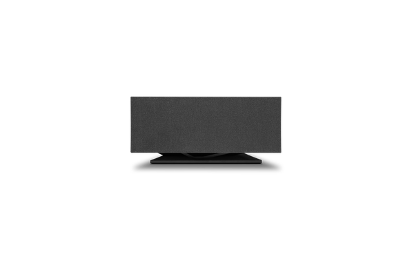 Ein rechteckiger, schwarzer Cambridge Audio EVO ONE All-in-One Premium-Lautsprecher mit Stofffront steht auf einem minimalistischen Standfuß, perfekt zentriert vor schwarzem Hintergrund - für raumfüllenden Klang und stilvolles Design.