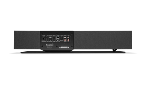Rückansicht des Cambridge Audio EVO ONE All-in-One. Hervorzuheben sind die Audioeingangs- und -ausgangsanschlüsse - optische, koaxiale und Cinch-Anschlüsse -, die Netzbuchse und das Produktinformationsetikett für immersiven Sound.