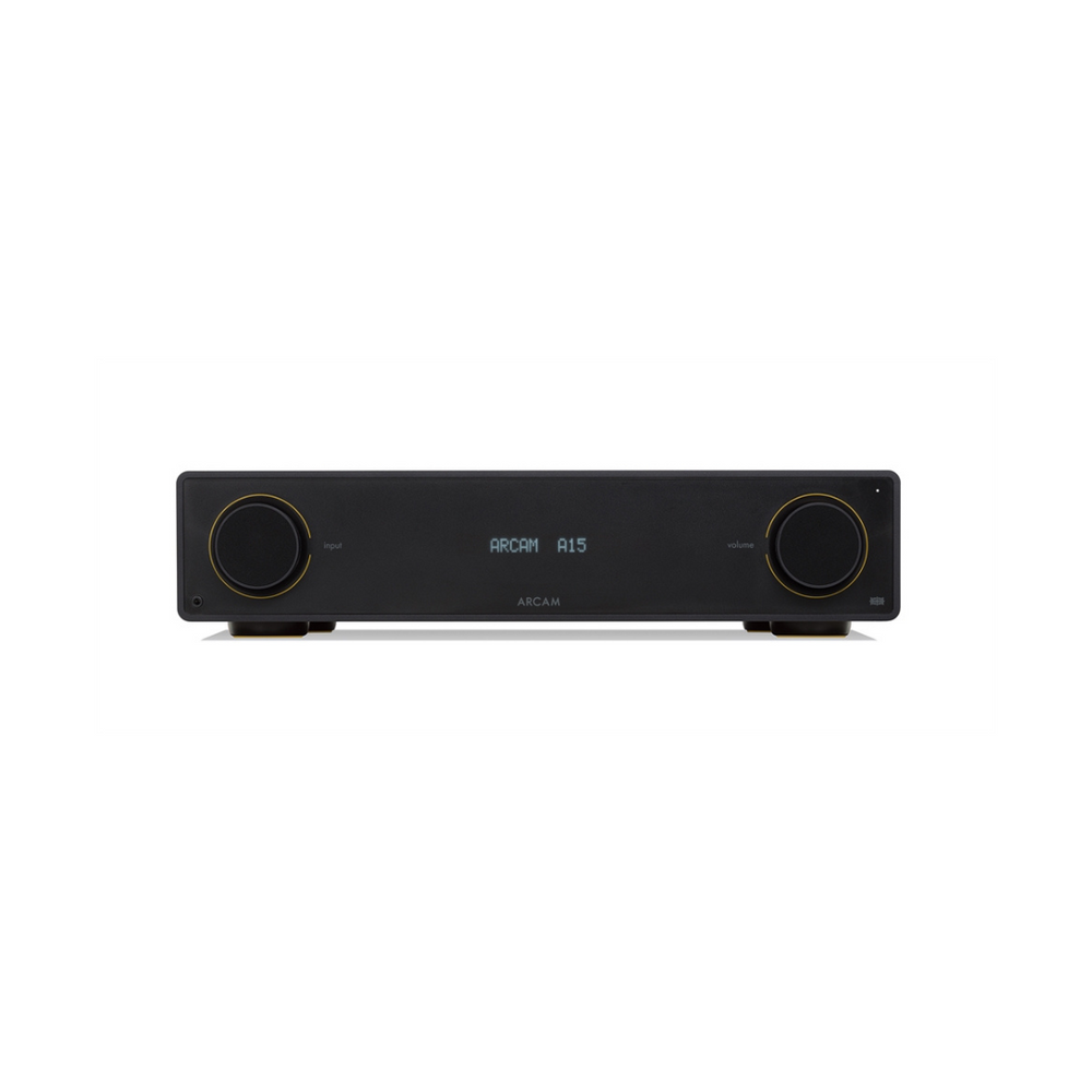 Ein ARCAM A15 Audio-Verstärker in Schwarz mit High-Definition-Audio und Bluetooth-Konnektivität, zentralem Digitaldisplay sowie zwei großen runden Reglern, frontal vor weißem Hintergrund abgebildet.