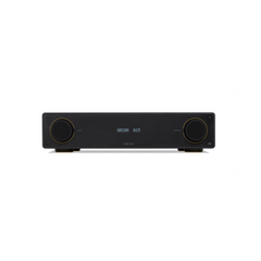 Ein ARCAM A15 Audio-Verstärker in Schwarz mit High-Definition-Audio und Bluetooth-Konnektivität, zentralem Digitaldisplay sowie zwei großen runden Reglern, frontal vor weißem Hintergrund abgebildet.