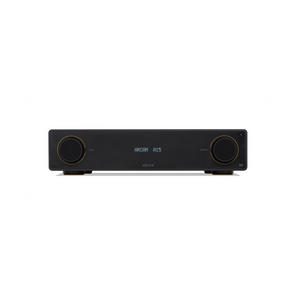 Ein ARCAM A15 Audio-Verstärker in Schwarz mit High-Definition-Audio und Bluetooth-Konnektivität, zentralem Digitaldisplay sowie zwei großen runden Reglern, frontal vor weißem Hintergrund abgebildet.