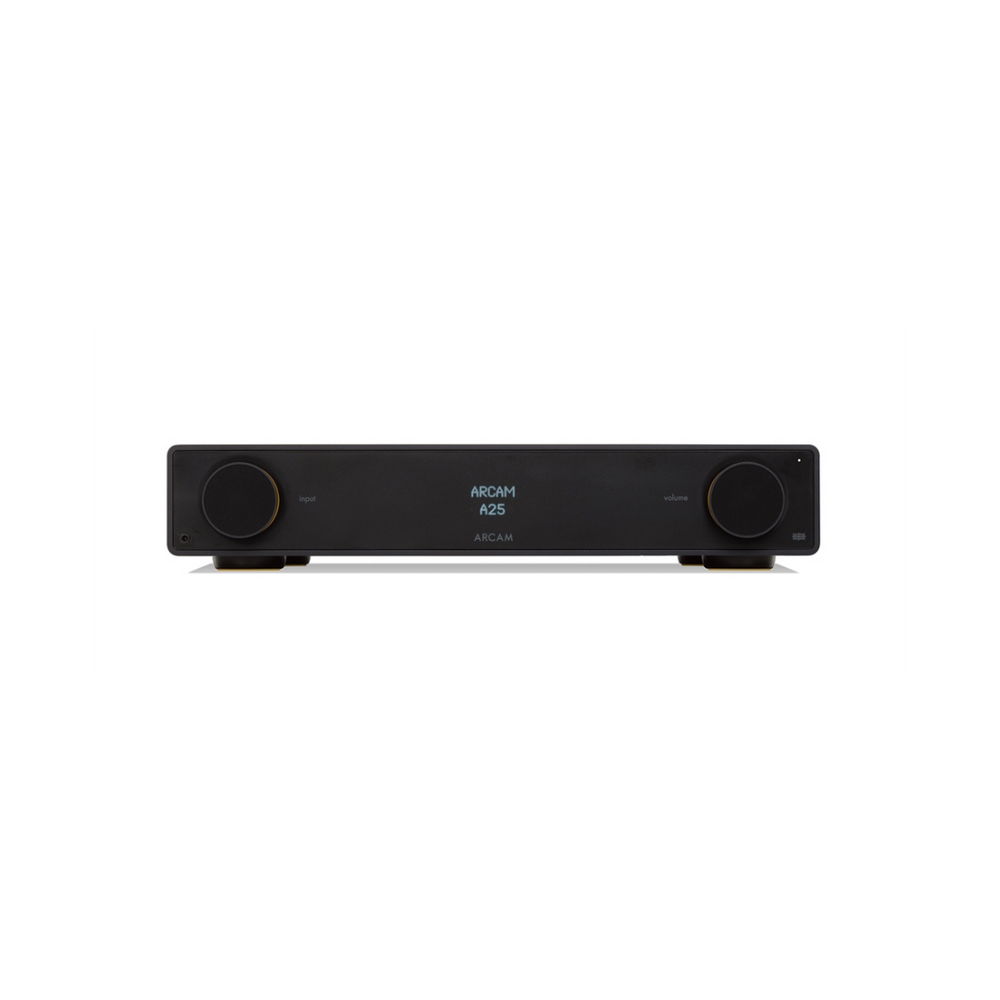 Der ARCAM A25 ist ein schwarzer Audioverstärker mit einem digitalen Display, zwei großen seitlichen Reglern, einer minimalistischen Frontplatte und einem Class-G-Verstärkerdesign, das vor einem weißen Hintergrund dargestellt ist.