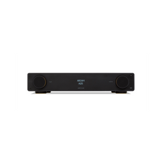 Der ARCAM A25 ist ein schwarzer Audioverstärker mit einem digitalen Display, zwei großen seitlichen Reglern, einer minimalistischen Frontplatte und einem Class-G-Verstärkerdesign, das vor einem weißen Hintergrund dargestellt ist.