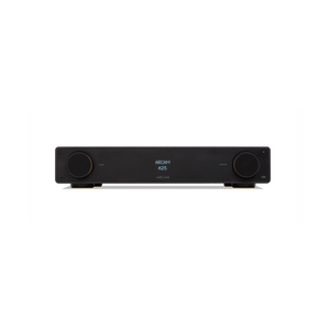 Der ARCAM A25 ist ein schwarzer Audioverstärker mit einem digitalen Display, zwei großen seitlichen Reglern, einer minimalistischen Frontplatte und einem Class-G-Verstärkerdesign, das vor einem weißen Hintergrund dargestellt ist.