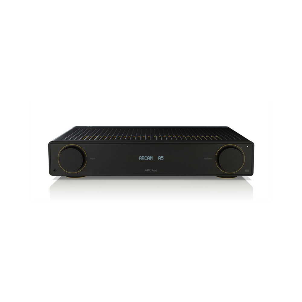 Ein ARCAM A5 Verstärker in Schwarz mit zwei großen runden Reglern neben einem Digitaldisplay und Bluetooth-Musikstreaming, abgebildet vor weißem Hintergrund.