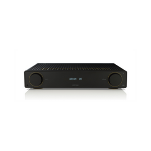Ein ARCAM A5 Verstärker in Schwarz mit zwei großen runden Reglern neben einem Digitaldisplay und Bluetooth-Musikstreaming, abgebildet vor weißem Hintergrund.