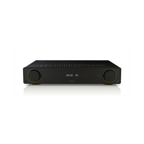 Ein ARCAM A5 Verstärker in Schwarz mit zwei großen runden Reglern neben einem Digitaldisplay und Bluetooth-Musikstreaming, abgebildet vor weißem Hintergrund.