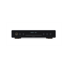 Frontansicht des ARCAM CD5 CD-Players, eines schwarzen Geräts mit zentralem CD-Schacht, digitalem Display, Bedientasten und einer runden Einschalttaste links. Dieses minimalistische Gerät unterstützt die Wiedergabe von Compact Discs und High-Resolution Audio.