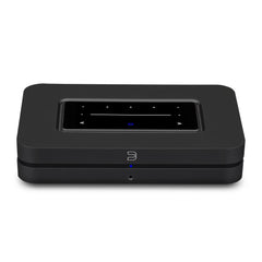 Der Bluesound NODE in Schwarz besticht durch sein modernes, minimalistisches Design mit Touchscreen-Panel und blauer Kontrollleuchte - perfekt für Deine Streaming-Zentrale.