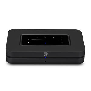 Der Bluesound NODE in Schwarz besticht durch sein modernes, minimalistisches Design mit Touchscreen-Panel und blauer Kontrollleuchte - perfekt für Deine Streaming-Zentrale.