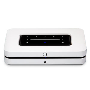 Der Bluesound NODE in Weiß ist eine elegante Streaming-Zentrale mit schwarzem Touch-Panel, beleuchteten Bedienfeldern und blauem Akzentlicht auf der Vorderseite.