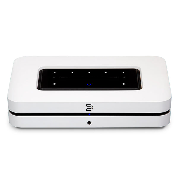 Der Bluesound NODE in Weiß ist eine elegante Streaming-Zentrale mit schwarzem Touch-Panel, beleuchteten Bedienfeldern und blauem Akzentlicht auf der Vorderseite.