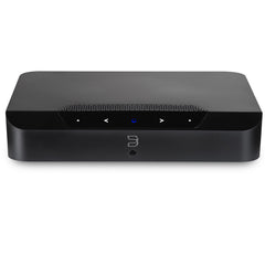 Der Bluesound POWERNODE EDGE in Schwarz ist ein schlanker Streaming-Vollverstärker in minimalistischem Design mit zentralem Logo, Touch-Buttons und einer blauen LED-Anzeige auf der Frontplatte.