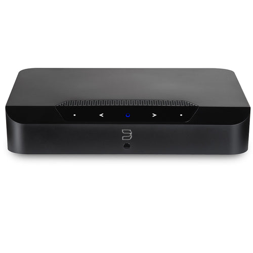 Der Bluesound POWERNODE EDGE in Schwarz ist ein schlanker Streaming-Vollverstärker in minimalistischem Design mit zentralem Logo, Touch-Buttons und einer blauen LED-Anzeige auf der Frontplatte.