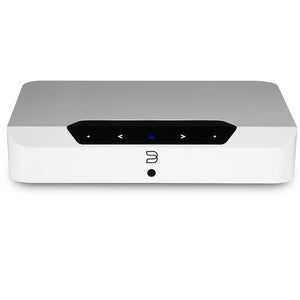 Die Bluesound POWERNODE EDGE in Weiß ist ein schlankes Gerät mit schwarzem Touch-Bedienfeld und zentralem Blaulicht - perfekt für modernes Musik-Streaming.