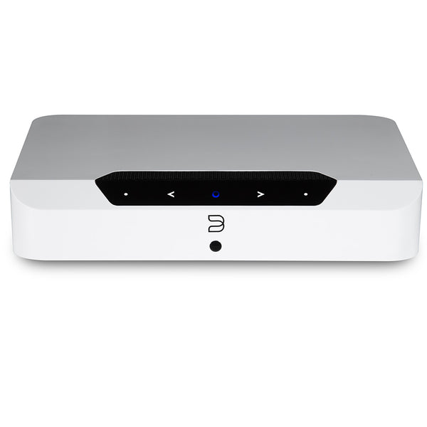 Die Bluesound POWERNODE EDGE in Weiß ist ein schlankes Gerät mit schwarzem Touch-Bedienfeld und zentralem Blaulicht - perfekt für modernes Musik-Streaming.