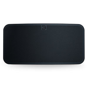 Der Bluesound PULSE 2i in Schwarz ist ein rechteckiger Streaming-Lautsprecher mit Mesh-Front und dezentem Logo oben, ideal für audiophile Erlebnisse.