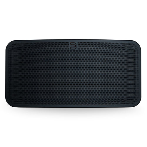 Der Bluesound PULSE 2i in Schwarz ist ein rechteckiger Streaming-Lautsprecher mit Mesh-Front und dezentem Logo oben, ideal für audiophile Erlebnisse.