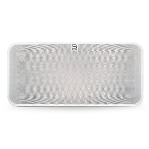 Der Bluesound PULSE 2i in Weiß ist ein rechteckiger kabelloser Streaming-Lautsprecher mit abgerundeten Ecken, Mesh-Frontgitter und einem kleinen Logo in der oberen Mitte - ideal für audiophile Erlebnisse.