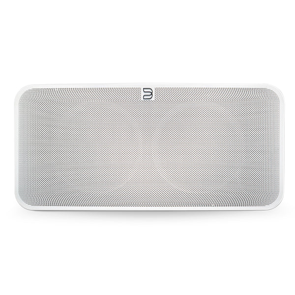 Der Bluesound PULSE 2i in Weiß ist ein rechteckiger kabelloser Streaming-Lautsprecher mit abgerundeten Ecken, Mesh-Frontgitter und einem kleinen Logo in der oberen Mitte - ideal für audiophile Erlebnisse.