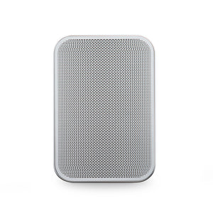 Ein rechteckiger, weißer Bluesound PULSE FLEX 2i Smart Speaker mit abgerundeten Kanten und einem perforierten Frontgitter wird vor einem schlichten weißen Hintergrund gezeigt. Einfach zu steuern über die BluOS Controller App.