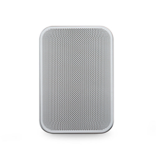 Ein rechteckiger, weißer Bluesound PULSE FLEX 2i Smart Speaker mit abgerundeten Kanten und einem perforierten Frontgitter wird vor einem schlichten weißen Hintergrund gezeigt. Einfach zu steuern über die BluOS Controller App.