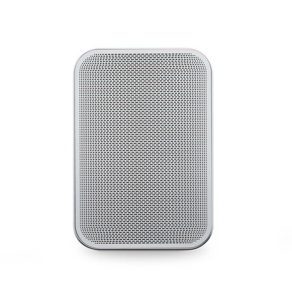 Ein rechteckiger, weißer Bluesound PULSE FLEX 2i Smart Speaker mit abgerundeten Kanten und einem perforierten Frontgitter wird vor einem schlichten weißen Hintergrund gezeigt. Einfach zu steuern über die BluOS Controller App.