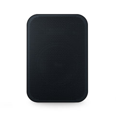 Der Bluesound PULSE FLEX 2i ist ein rechteckiger Smart Speaker in Schwarz mit abgerundeten Ecken und einem perforierten Frontgitter, das sich vor einem schlichten weißen Hintergrund präsentiert.