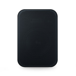 Der Bluesound PULSE FLEX 2i ist ein rechteckiger Smart Speaker in Schwarz mit abgerundeten Ecken und einem perforierten Frontgitter, das sich vor einem schlichten weißen Hintergrund präsentiert.