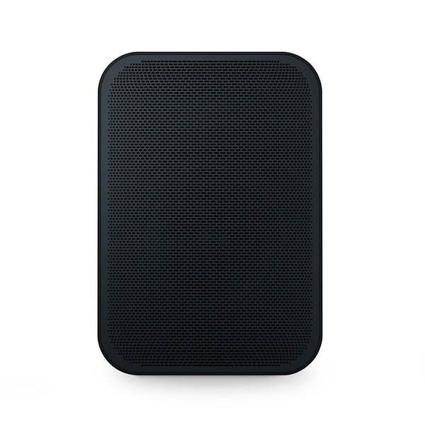 Der Bluesound PULSE FLEX 2i ist ein rechteckiger Smart Speaker in Schwarz mit abgerundeten Ecken und einem perforierten Frontgitter, das sich vor einem schlichten weißen Hintergrund präsentiert.
