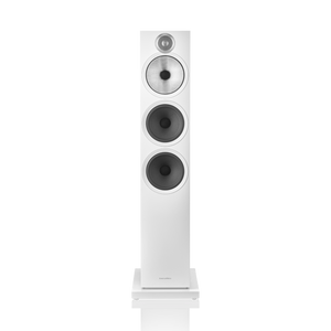 Ein hohes Bowers & Wilkins 603 S3 Standlautsprecher-Stück aus Eichenholz mit drei vertikal angeordneten, kreisförmigen Lautsprechern und einer Continuum™-Membran vor einem schwarzen Hintergrund.