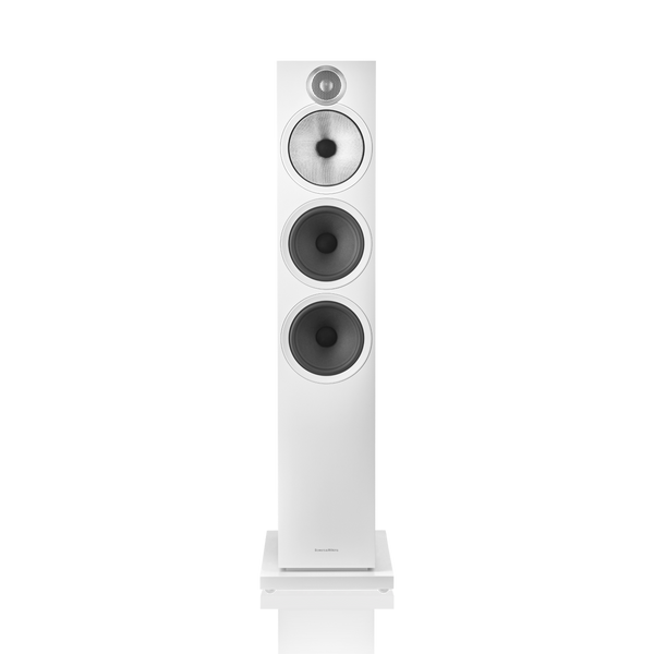 Ein hohes Bowers & Wilkins 603 S3 Standlautsprecher-Stück aus Eichenholz mit drei vertikal angeordneten, kreisförmigen Lautsprechern und einer Continuum™-Membran vor einem schwarzen Hintergrund.