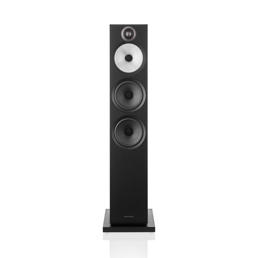 Ein hohes Bowers & Wilkins 603 S3 Standlautsprecher-Stück in Schwarz mit drei runden Continuum™-Membran-Treibern und einem Titankalotten-Hochtöner auf der Oberseite steht auf einem quadratischen Sockel, fotografiert vor einem schlichten Hintergrund.