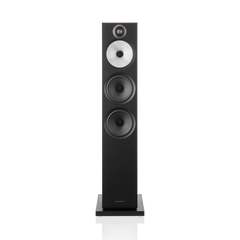 Ein hohes Bowers & Wilkins 603 S3 Standlautsprecher-Stück in Schwarz mit drei runden Continuum™-Membran-Treibern und einem Titankalotten-Hochtöner auf der Oberseite steht auf einem quadratischen Sockel, fotografiert vor einem schlichten Hintergrund.